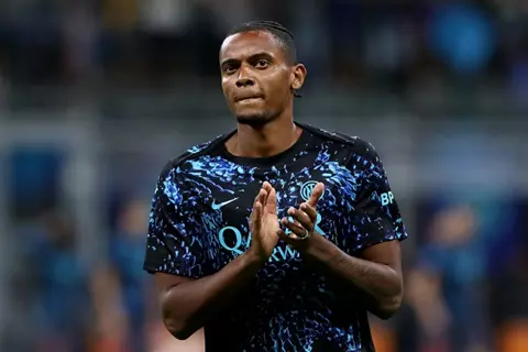 إنتر ميلان يحسم موقفه من التعاقد مع أكانجي بشكل دائم